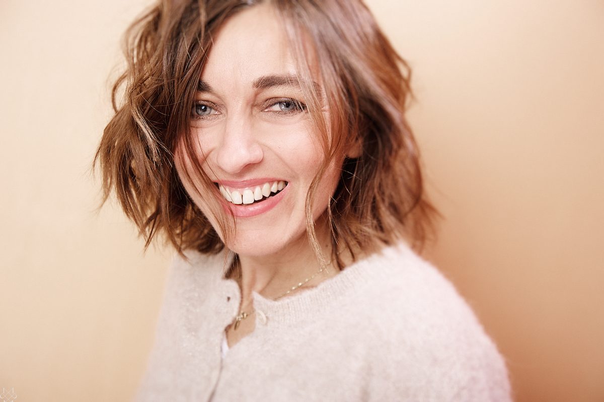 séance photo, femme, 40 ans, se célébrer, sourire, portrait, studio, Paris